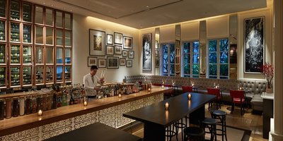 Với vị trí đẹp bên bờ Sông Sài Gòn, Opera Bar tại Khách sạn Park Hyatt Sài Gòn là một lựa chọn tuyệt vời cho những ai yêu thích không gian sang trọng, tinh tế và lịch sự. Hãy đến và trải nghiệm dịch vụ tốt nhất cùng những thức uống đa dạng, đặc biệt đúng chất của một quán bar chất lượng.